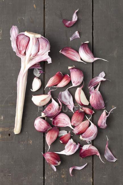 Garlic bulb with cloves — Stock Photo