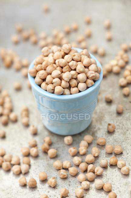 Dried chick-peas in blue bowl — Stock Photo