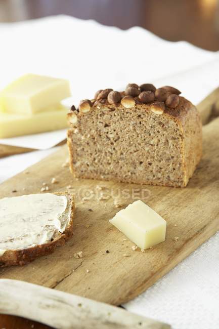 Нарезанный многозерновой хлеб — стоковое фото