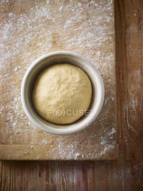 Pâte à pain dans le plat — Photo de stock