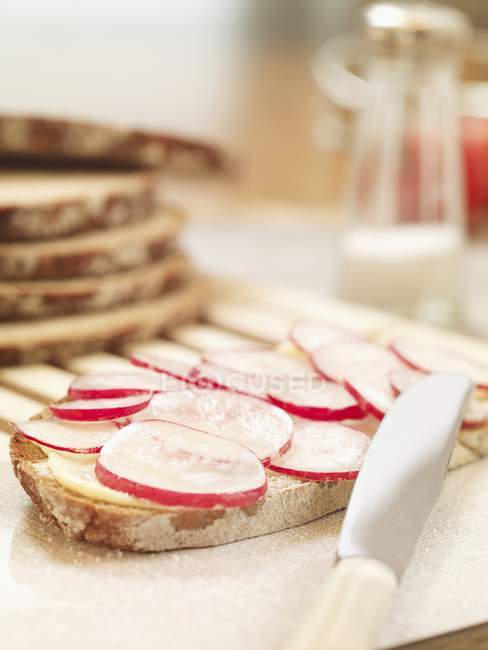 Bread topped with radishes — Stock Photo