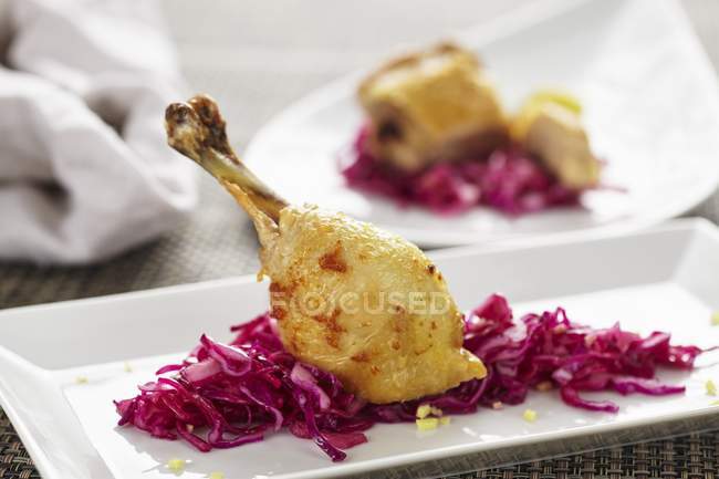 Chicken leg with red cabbage — Stock Photo