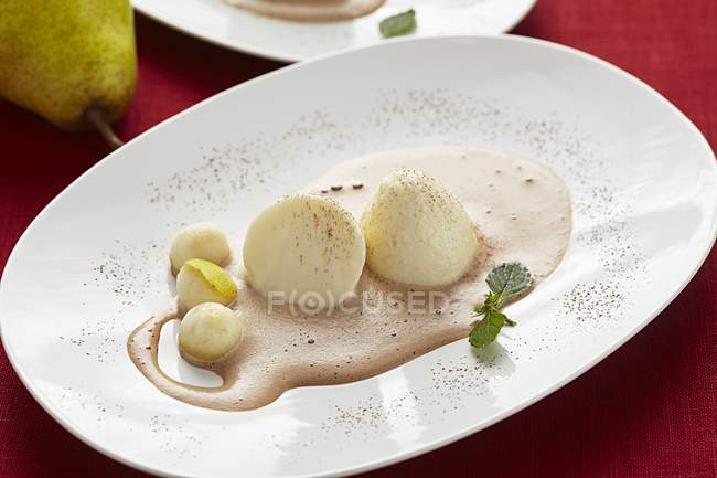 Birnenmousse mit Schokoladensauce — Stockfoto
