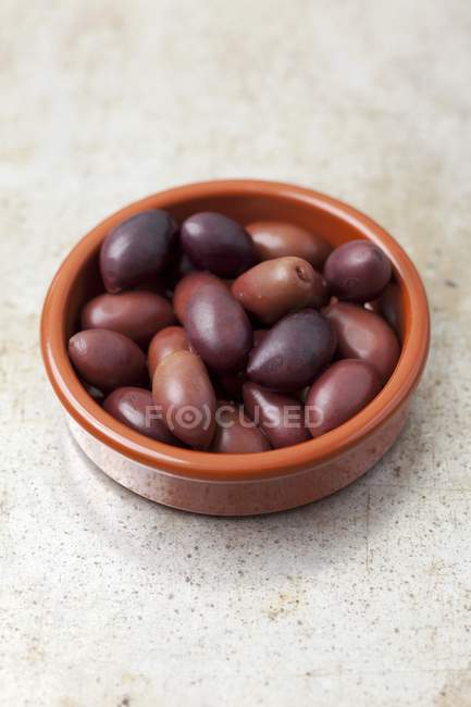 Aceitunas Kalamata en cuenco de cerámica - foto de stock