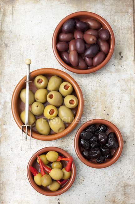 Getrocknet mit Kalamata und gefüllten Oliven — Stockfoto