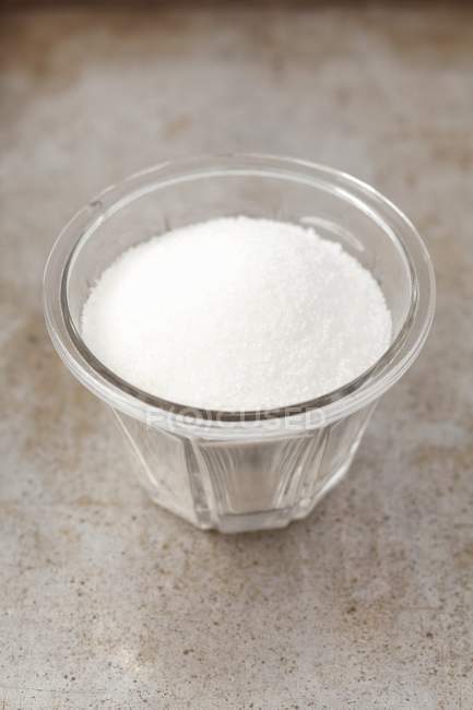Білий цукор у скляній мисці — стокове фото
