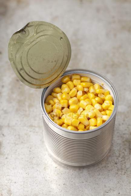 Estaño abierto de maíz dulce - foto de stock