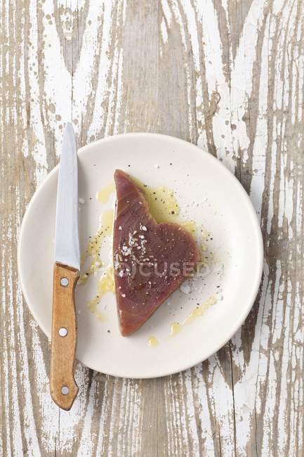 Raw tuna steak with olive oil — Stock Photo