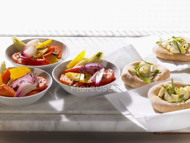 Фокачча с моцареллой и овощным салатом — стоковое фото