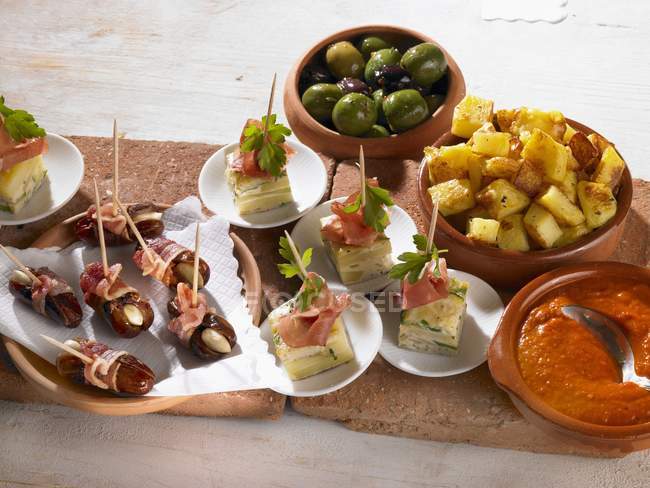 Vue surélevée de tapas assorties à la viande et aux olives — Photo de stock