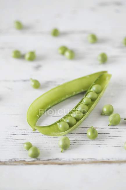 Pois verts frais en gousse — Photo de stock