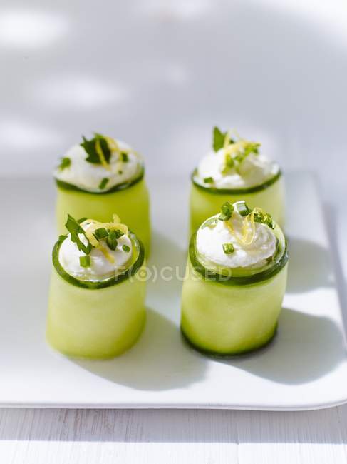 Cucumber rolls with cheese — Stock Photo