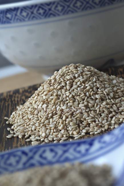 Una pila de semillas de sésamo - foto de stock