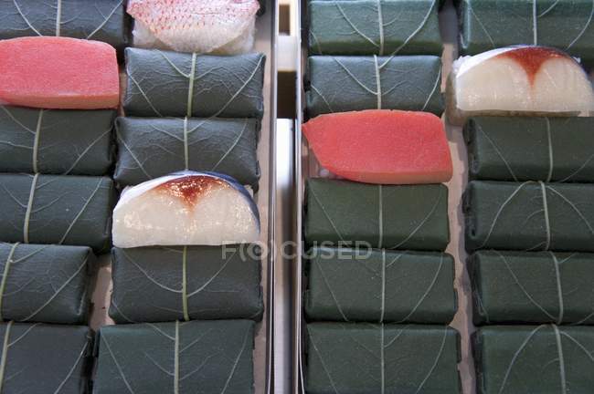 Sushi embrulhado em folhas — Fotografia de Stock