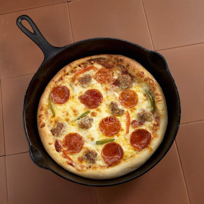 Pizza mit Wurst und Paprika — Stockfoto