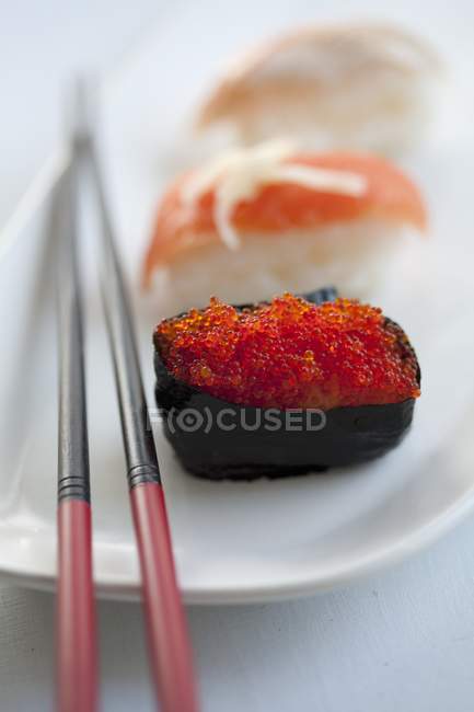 Суши с икрой лосося и лосося — стоковое фото