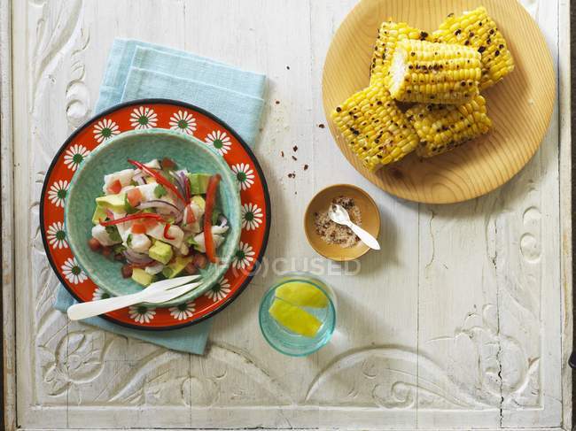 Ceviche aand grilled corn cobs — Stock Photo