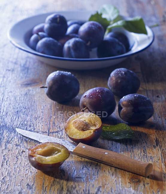 Fresh plums in bowl — Stock Photo