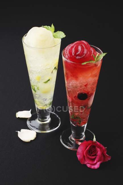 Cocktails mit roten und weißen Rosen — Stockfoto