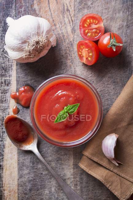 Salsa di pomodoro e ingredienti su superficie di legno — Foto stock