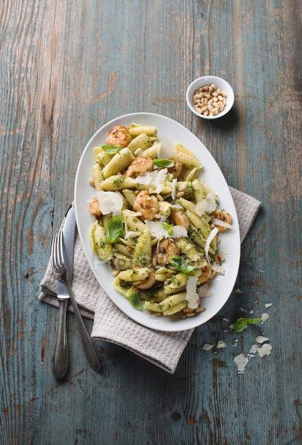Salade de pâtes gnocchi aux crevettes — Photo de stock