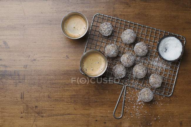 Вид сверху на шоколадные и ореховые трюфели с кокосовыми хлопьями — стоковое фото