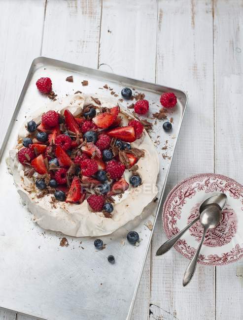 Closeup view of Pavlova with berries on tray — Stock Photo