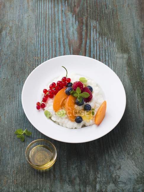 Рисовый пудинг с фруктами — стоковое фото