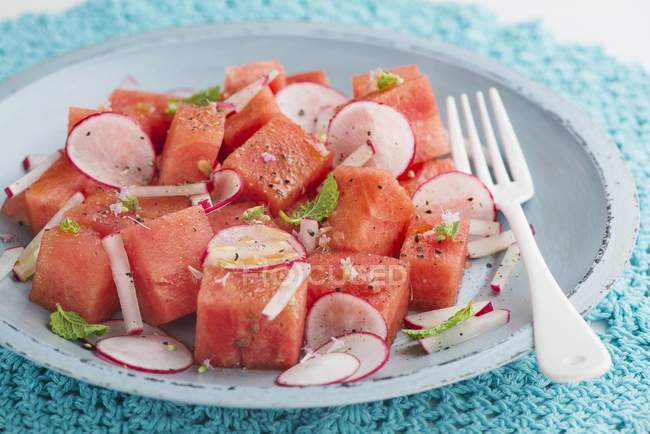Melone und Rettichsalat auf Teller — Stockfoto