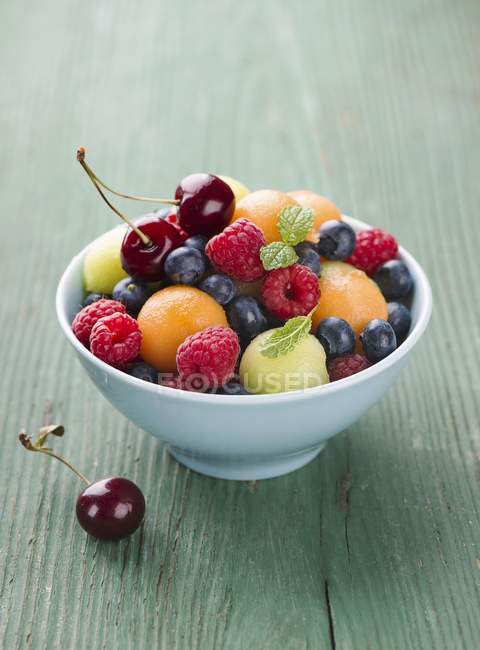 Ensalada de frutas con bayas - foto de stock