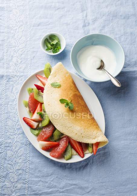 Buttermilch-Pfannkuchen mit Früchten — Stockfoto