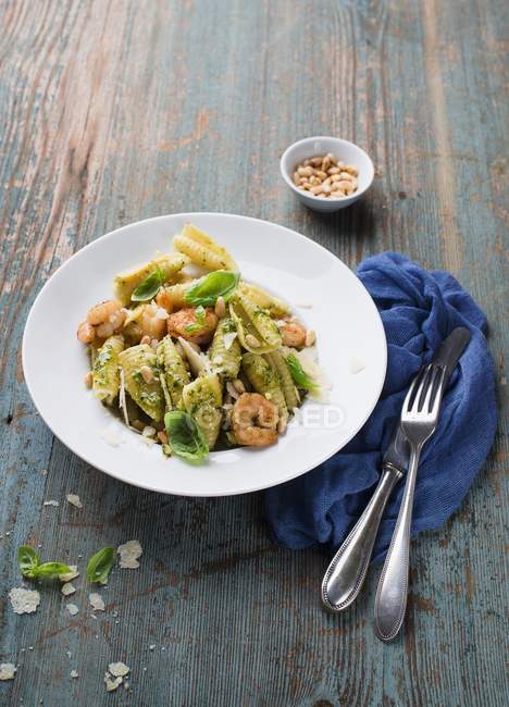 Penne pasta salad with prawns — Stock Photo