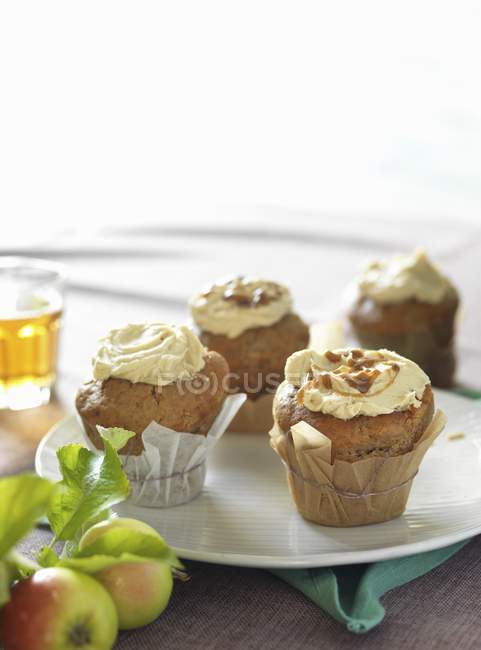 Cupcakes avec glaçure au caramel — Photo de stock