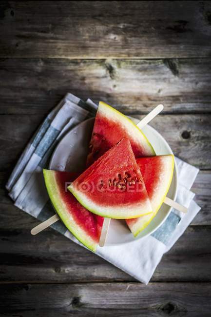 Wassermelonenscheiben an Stielen — Stockfoto