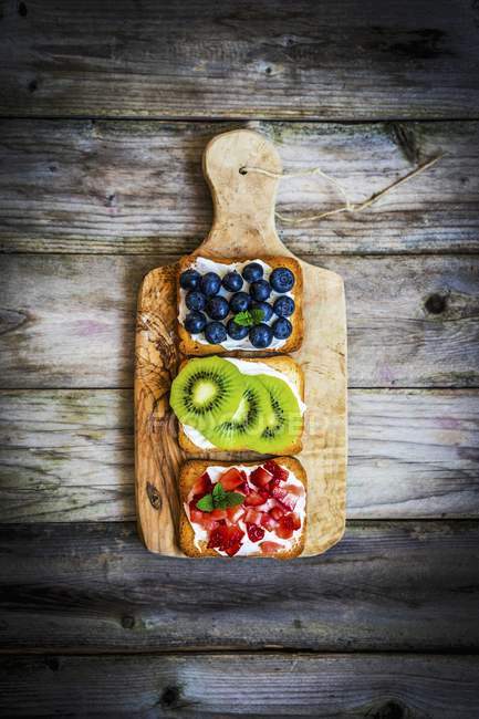 Healthy fruit open sandwiches — Stock Photo