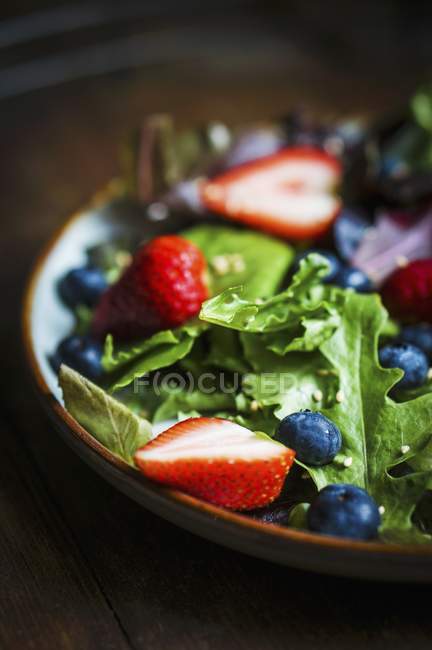 Зеленый салат с ракетой и ягодами — стоковое фото