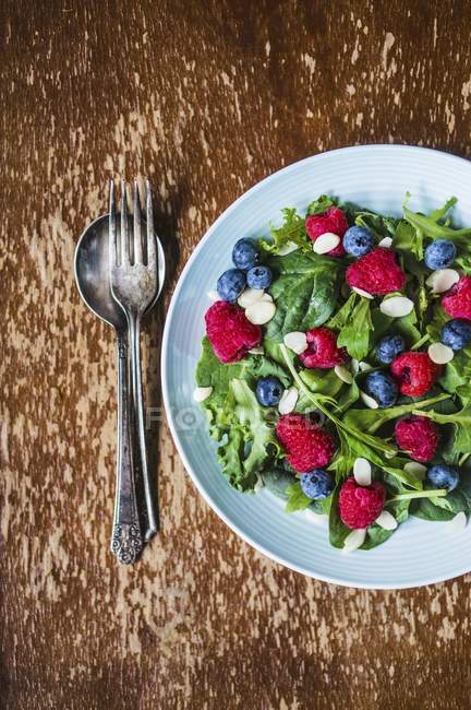 Green salad with rocket on plate — Stock Photo