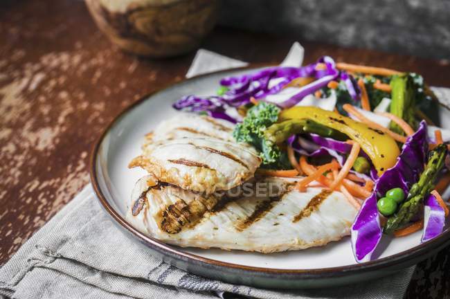 Жареная куриная грудка с овощным салатом — стоковое фото
