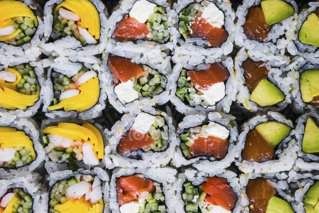Selección de diferentes sushi - foto de stock