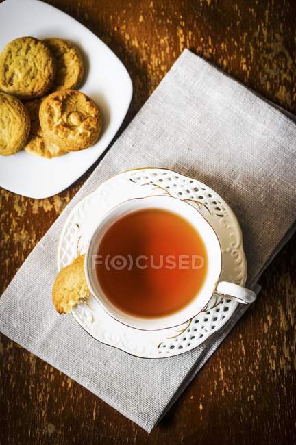 Tasse Tee und Kekse — Stockfoto