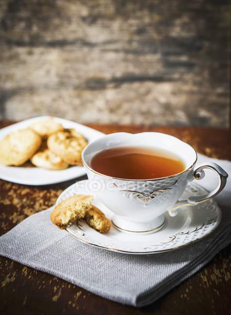 Tazza di tè e biscotti — Foto stock