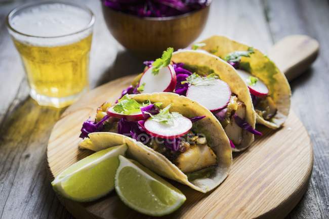 Taco-Schalen mit Huhn und Radieschen auf Holztisch — Stockfoto
