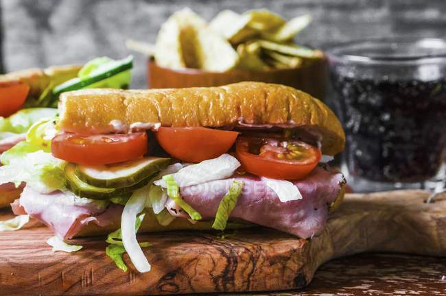 Сэндвич с огурцом и помидорами — стоковое фото