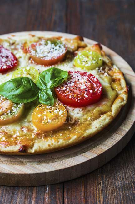 Pizza de tomate e manjericão — Fotografia de Stock