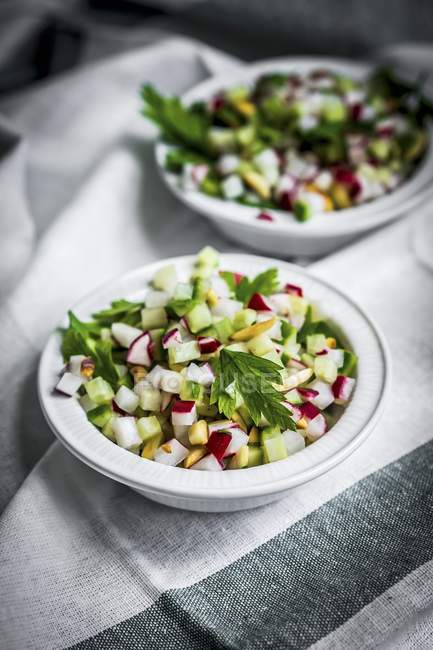 Salades de légumes dans des bols sur serviette — Photo de stock