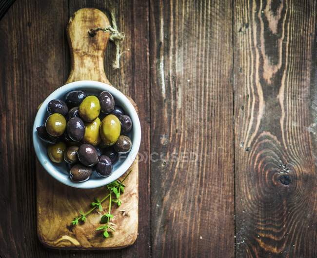 Grüne und schwarze Oliven in Schüssel — Stockfoto