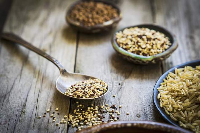 Arroz integral, quinoa e trigo mourisco — Fotografia de Stock