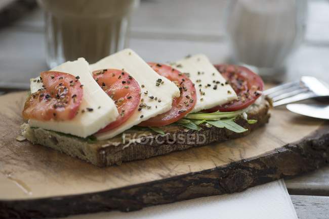 Pão de azeitona com tomates — Fotografia de Stock