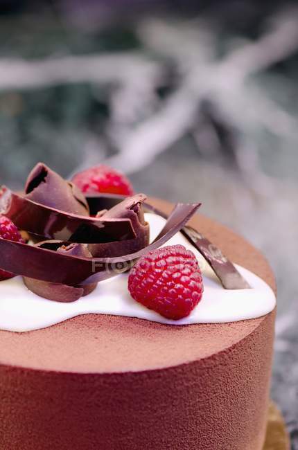 Raspberry and chocolate mousse with cream — Stock Photo