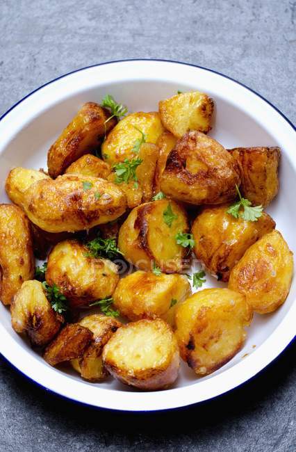 Pommes de terre rôties dans un bol en émail — Photo de stock